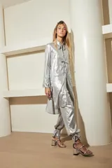 Camisa color cobre de manga larga con cuello clásico y cierre frontal con botones.