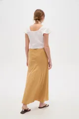 Falda larga de algodón color beige, con detalles de broderie y cordón ajustable en la cintura.