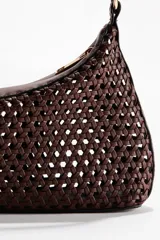 Cartera de hombro de diseño estructurado y semi-rígido, color marrón, confeccionada en tejido sintético con patrón entrelazado. Cuenta con un asa corta y delgada unida mediante argollas metálicas doradas, y cierre superior.