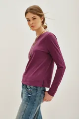 Remera de manga larga color marrón oscuro, con cuello redondo y corte holgado.