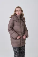 Campera puffer negra de corte largo y holgado, con capucha, cierre frontal y bolsillos delanteros con solapa.