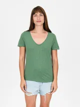 Remera verde con escote en V y mangas cortas.