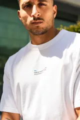 Remera blanca de algodón con estampado en la espalda de una mano azul y texto en negro.