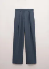 Pantalón de vestir de tiro medio, color gris azulado, con pinzas frontales y corte recto de pernera ancha.