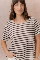 Remera de calce relajado con diseño de rayas horizontales en tonos rosados y blancos, escote redondo y manga corta.