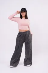 Pantalón jogger wide-leg de rústico de algodón con efecto de lavado acid wash en tono gris carbón, cintura elastizada y recortes frontales con costuras visibles.