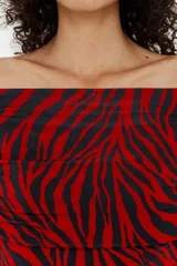 Camiseta de animal print de cebra, con escote recto con vuelta, hombros descubiertos y mangas 3/4 ajustadas.