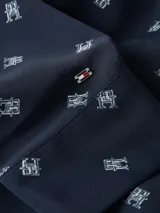 Camisa de vestir azul marino con estampado de logos de la marca en color blanco, de corte clásico, manga larga y cuello americano.