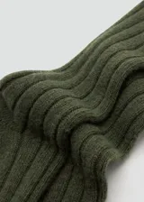 Medias de punto acanalado color verde oscuro, de caña alta y diseño clásico.