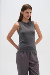 Musculosa gris sin mangas, al cuerpo y cuello a la base.