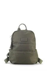 Mochila capitoneada color verde oscuro de nylon, con apertura superior con cierre y tiradores metálicos, bolsillos internos, bolsillo con cierre metálico al frente, correa corta de mano y correas de galón regulables para colgar en la espalda.