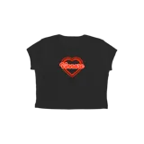 Remera corta negra de algodón con estampa frontal de la palabra "Vinnare" dentro de un corazón rojo.