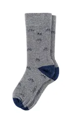 Par de medias grises con puño, talón y puntera azul marino. Estampado de bicicletas negras y logo "Legacy" en el tobillo.