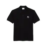 Remera polo Lacoste de manga corta color negro, con cuello camisero, cierre frontal de dos botones y bordado distintivo de la marca con texto en el pecho.