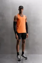 Par de manguitos deportivos color amarillo flúor, confeccionados en tejido técnico elástico con banda de silicona en el borde superior y costuras planas.