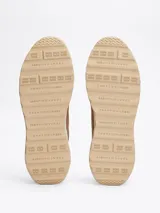 Zapatillas deportivas Tommy Hilfiger Classics, color beige con detalles en marrón y blanco. Confeccionadas en cuero y poliéster, con suela de goma y logo de la marca en el lateral.