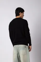 Sweater de tejido de punto acanalado en color azul, con cuello redondo, mangas largas y calce relajado.