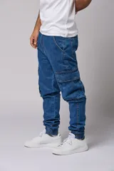 Pantalón jean de corte jogger con bolsillos cargo laterales y puños elásticos en los tobillos.