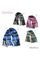 Bufanda de tejido suave con diseño de cuadros en tonos grises, blancos y negros. Presenta flecos en los extremos y un aplique circular de cuero sintético con logo en uno de sus lados.