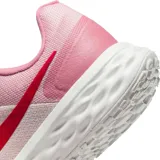Championes Nike Revolution 6 NN de running, color rosa claro con logo en fucsia y suela blanca. Diseño ligero y transpirable con malla técnica.