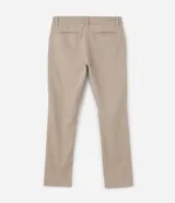 Pantalón masculino de corte skinny confeccionado en sarga de algodón con elastano. Presenta cierre frontal con botón y cremallera, cintura con trabillas y bolsillos laterales y traseros.