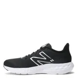 Championes de running New Balance modelo 411 V3, color negro con logo plateado en el lateral y suela blanca. Confeccionados con capellada de malla sintética transpirable y entresuela de EVA Ground Contact para mayor amortiguación.