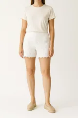 Short blanco de algodón con bordado tipo broderie y cintura alta.