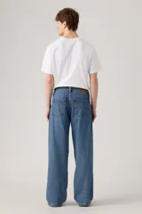 Pantalón de jean celeste de corte amplio, con cintura alta y diseño de cinturón incorporado.