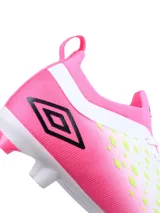 Championes de fútbol Umbro Limit HG negros con detalles celestes y logo Umbro blanco en el lateral. Diseño con tobillera integrada y suela con tapones.