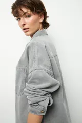 Sobrecamisa negra de algodón, de manga larga y corte unisex, con botones veteados.