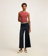 Blusa sin mangas de punto canelado negro, con cuello redondo y diseño ajustado al cuerpo.