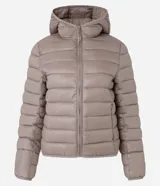Campera puffer deportiva de mujer, confeccionada en tejido tecnológico ligero con relleno acolchado. Presenta capucha integrada, cierre frontal con cremallera y diseño de manga larga. La prenda destaca por su versatilidad, siendo capaz de transformarse en una pequeña cartera.