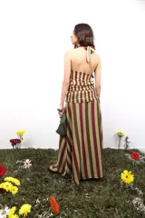 Top de lycra con cuello halter, color negro con estampado gráfico en amarillo que incluye la palabra CAPER.