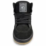 Zapatillas de media caña Airwalk modelo Enigma Total Black, de color negro con suela de goma marrón. Combinan paneles de gamuza y cuero sintético, con cordones negros y logo circular en el lateral.