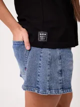 Remera negra de ajuste holgado con gran estampado en la espalda que incluye un sol, una ola, símbolos y las inscripciones "made of sun" y "ocean calm".