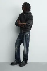 Mocasín negro de cuero liso con detalle de antifaz en el empeine y suela track gruesa y dentada.