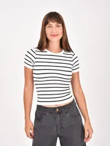 Remera de corte ajustado y manga corta, con diseño de rayas horizontales negras sobre fondo blanco y cuello redondo.