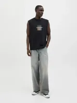 Musculosa negra de algodón Better Cotton, con cuello redondo y corte relajado. Estampado frontal con el logo de la marca Jack & Jones y un diseño geométrico con efecto degradado.