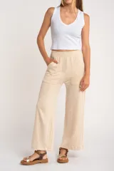 Pantalón de corte recto y tiro medio, confeccionado en tejido de algodón con textura acanalada. Presenta cintura elástica, bolsillos laterales y un calce holgado y cómodo.