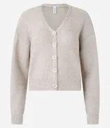 Cardigan color beige confeccionado en tejido de punto con lentejuelas, de corte regular, cuello en V, manga larga y cierre abotonado frontal.