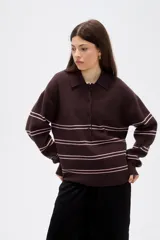 Sweater de punto color marrón con rayas horizontales finas en color rosado, cuello tipo polo con cierre frontal de botones y mangas largas.