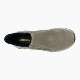 Zapatos tipo slip-on Merrell modelo Jungle Moc 2.0, confeccionados en gamuza color marrón topo. Presentan diseño sin cordones con paneles elásticos laterales para mayor facilidad de calce, suela técnica Vibram con tecnología de amortiguación y entresuela de espuma EVA para mayor estabilidad.