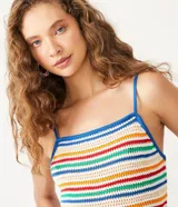 Musculosa cropped de tejido de punto con diseño de rayas horizontales multicolores, escote recto y tirantes finos en color azul.