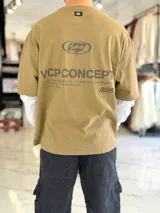 Remera manga larga blanca de algodón con puños elastizados y etiqueta con logo en la manga.