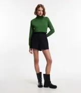 Blusa básica de punto marca Blue Steel, con cuello alto y manga larga. Confeccionada en tejido de punto recto con textura suave y cómoda.