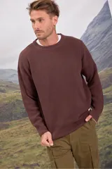 Sweater de punto grueso en color marrón, con cuello redondo y diseño de textura acanalada. Presenta un corte holgado y mangas largas.