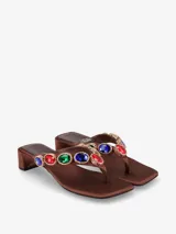 Sandalia plateada con plataforma baja y tira delantera decorada con apliques brillantes de colores.