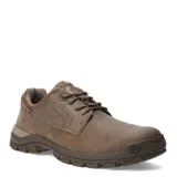 Zapatos urbanos Caterpillar modelo Threshold Low, color marrón, confeccionados en cuero con suela de goma resistente y cierre de cordones.
