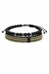 Set de dos pulseras para hombre, una compuesta por cuentas esféricas negras y la otra de cadena metálica trenzada en color gris oscuro.
