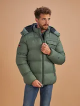 Campera puffer verde militar con capucha, cierre frontal, bolsillos laterales con cierre y un bolsillo de solapa en el pecho.